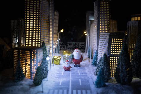 有道路和灯光的小微型城市冬天晚上在雪地里装饰可爱的小房子创意假日概念圣诞节和新年高清图片下载-正版图片506321076-摄图网