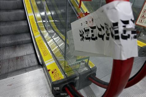 荆州电梯事故出事的人在电梯中是怎么死的，难道是电梯把人绞 ...