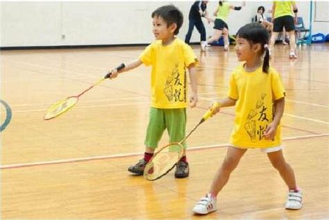儿童羽毛球运动