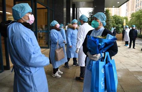 武汉市中医医院首批5名新冠肺炎治愈患者集体出院 - 知乎