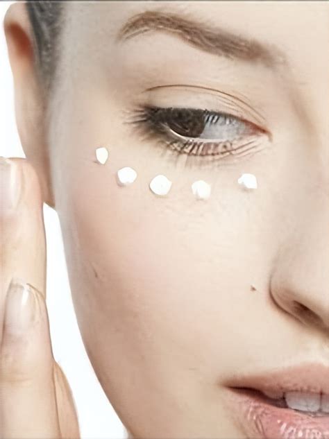 眼霜的作用和使用方法（眼霜在护肤的第几步用最好）_斜杠青年工作室