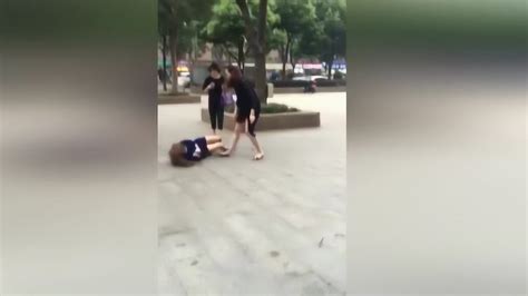 河南两名男学生被同龄人殴打侮辱 逼迫其舌吻拍照-新闻中心-南海网