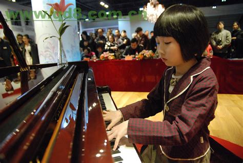 暑期钢琴培训班招生宣传音乐艺术暑期班-H5模板_人人秀H5_rrx.cn