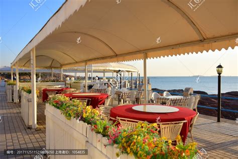 日落时分浪漫的海边餐厅照片摄影图片_ID:148993322-Veer图库