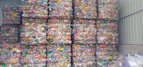 地下塑料加工厂废弃塑料瓶堆积成山_环球塑化网