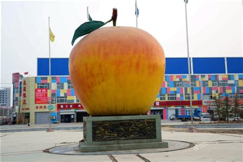 山东聊城现巨型苹果雕塑