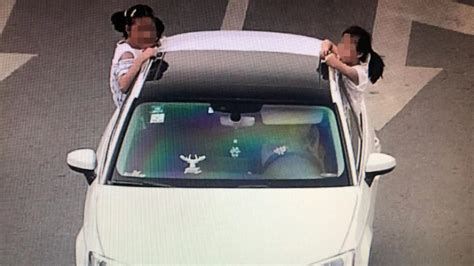 女司机打电话驾车两孩子探出车窗手扒车顶，被罚款50元_七环视频_澎湃新闻-The Paper