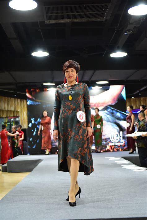 旗袍模特国家队入选仪式在青岛举行，百名佳丽秀旗袍美韵|旗袍|美韵|模特_新浪新闻