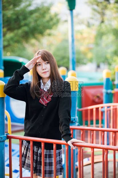 看着公园户外电影陈年风格的日本女学生装扮肖像AsianJapan高清图片下载-正版图片505360705-摄图网
