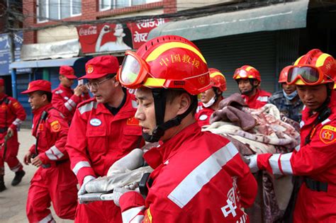 中国救援队在尼救出首名幸存者 系16岁少年(图)_凤凰资讯