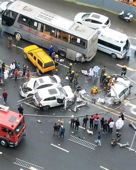 成都警方通报7车相撞车祸 已导致2死4伤(图)_大成网_腾讯网