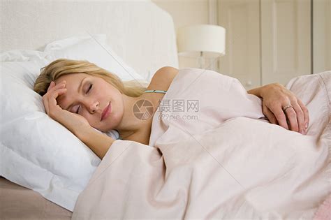 正在睡觉的女子高清图片下载-正版图片501502184-摄图网