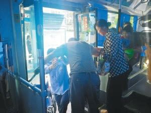 为了一位“轮椅乘客” 诸暨20名公交司机接力扶老人上下车