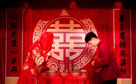 红色喜庆中式结婚婚礼婚庆开场PPT模板下载_婚礼_图客巴巴