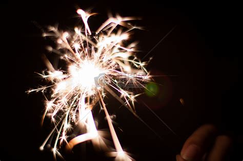 夜空中的焰火 仙女棒 手持烟花高清图片下载-正版图片500138916-摄图网