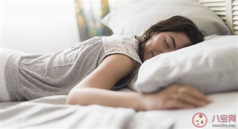 长期侧睡对脸型的影响有多大 不同睡姿对外形的变化 _八宝网