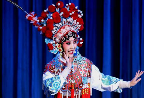 黄梅戏表演艺术家陈小芳：“中国的乡村音乐”在海外“接地气”展魅力_人物动态_中音在线