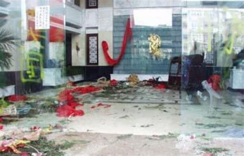 西宁警方通报一酒店发生隔离人员坠亡事件：女子身系窗纱欲离开房间，从窗户高坠身亡
