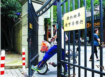 上海一小区后门装门禁 方便管理麻烦了居民_大申网_腾讯网