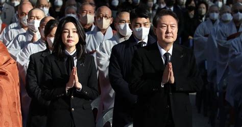 韩总统尹锡悦首次正式就梨泰院踩踏事故向国民道歉-搜狐大视野-搜狐新闻