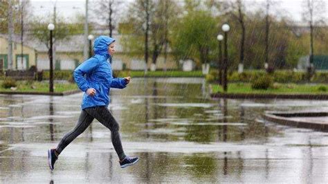 下雨天，走路和跑步两种方式，哪种淋雨少？_百度知道