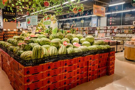 超市卖场购物西瓜瓜果摄影图配图高清摄影大图-千库网