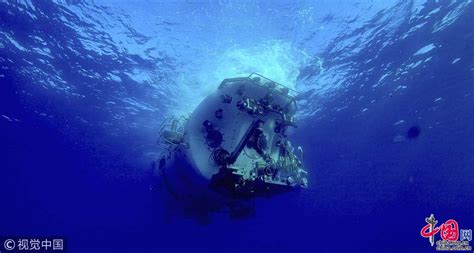 深海探秘-高清晰蓝色海洋潜水员壁纸