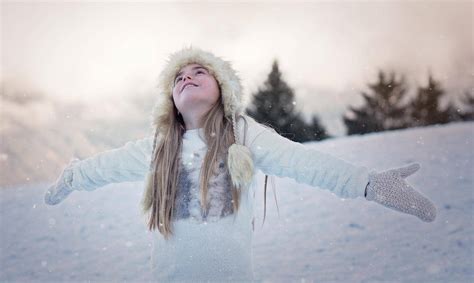 雪地里的年轻女孩图片-躺在雪地里的年轻女孩素材-高清图片-摄影照片-寻图免费打包下载