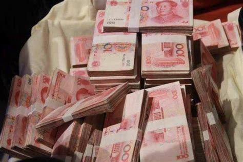 泰国高僧生日 大学师生捐10万现金堆成蛋糕