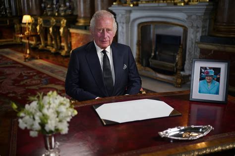 视频｜英国国王查尔斯三世发表全国电视讲话_手机新浪网