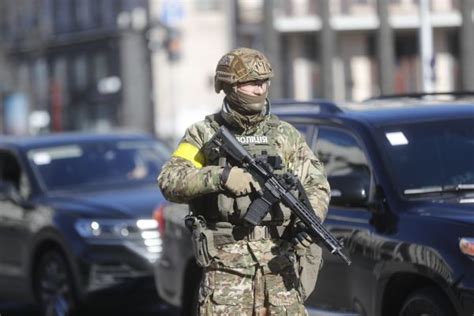 欧盟：向乌克兰提供武器只是给予其防卫自身的机会_凤凰网视频_凤凰网