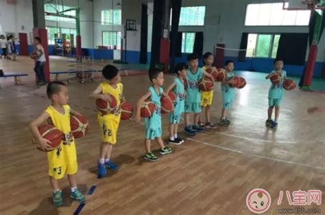 孩子学打篮球的最佳年龄 孩子打篮球的好处有哪些 _八宝网