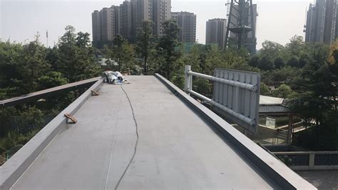 彭州市牡丹人行天桥—专业钢结构安装加工设计—成都力丰金属制品有限公司