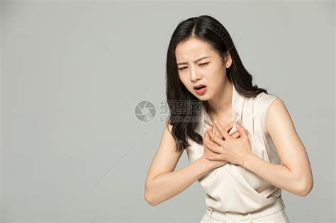 女性胸口疼痛不舒服的人高清图片下载-正版图片501745219-摄图网