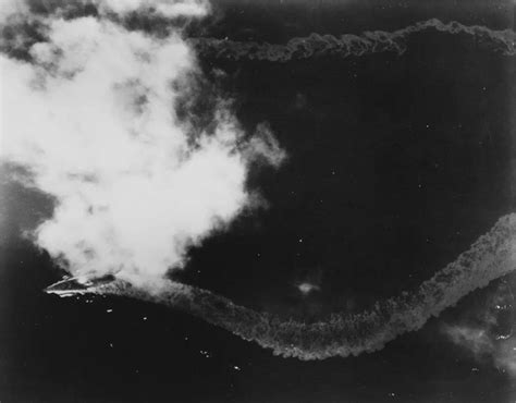 实拍日本最强战舰大和号被击沉瞬间，3000人哭喊着掉进海里