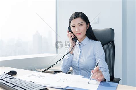 办公室里微笑打电话的职场女性高清图片下载-正版图片500709624-摄图网