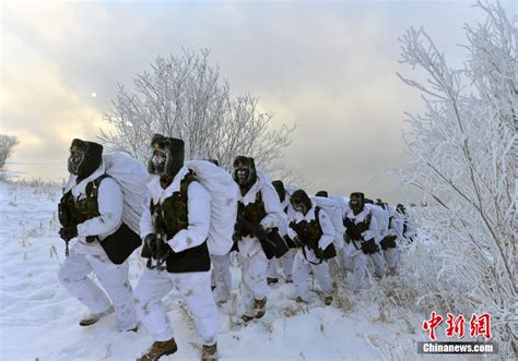 解放军官兵在极寒天气下进行野外训练-影像视觉