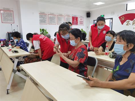深圳社区家园网 沙头社区 年龄抑制不了长者学习智能手机的热情