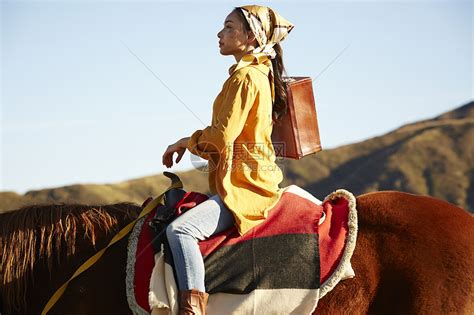 草原上骑马姑娘摄影图高清摄影大图-千库网
