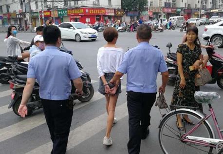 郑州:女嫌犯诈骗在逃22天 因骑电动车走进快车道落网_手机新浪网