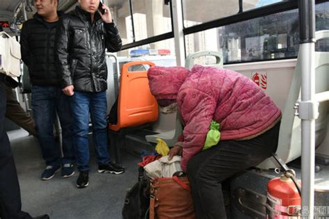 八旬老太太坐公交车成瘾 不到停运不下车（5）-千龙网·中国首都网