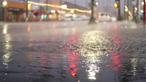 灯光反射，雨天道路。雨点，潮湿的城市街道沥青视频素材_ID:VCG42N1370450378-VCG.COM