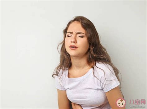 肚子一直痛怎么回事（肚子反复疼痛？由5个常见原因引发，几个小妙招避免肚痛困扰） | 说明书网
