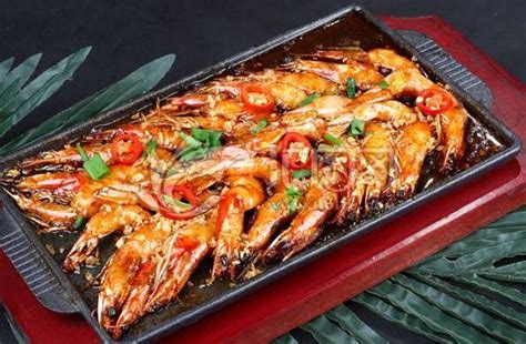 新鲜虾在餐盘上配有海鲜酱在餐厅煮熟的虾高清图片下载-正版图片305569904-摄图网