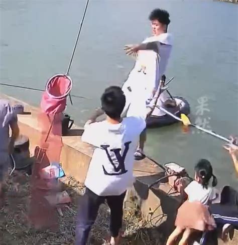 男子掉入鱼塘前紧急扔出手机_热搜bang