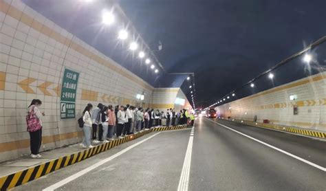 大客车故障，46名学生被困隧道！宁夏交警紧急救援！
