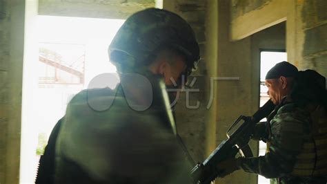 军队士兵在军事行动中带着枪支在废弃的建筑_3840X2160_高清视频素材下载(编号:6764287)_实拍视频_VJ师网 www.vjshi.com