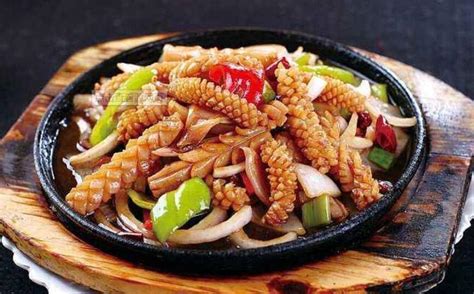 干锅鱿鱼须的家常做法，出锅后焦脆香辣入味，家人一顿吃好几锅