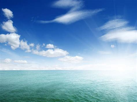 豪华游艇在海上图片-碧海蓝天中的豪华游艇素材-高清图片-摄影照片-寻图免费打包下载