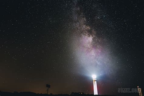 黑白自然星空黑夜天空灯塔白色的光夜空灯塔旅游背景图片免费下载 - 觅知网